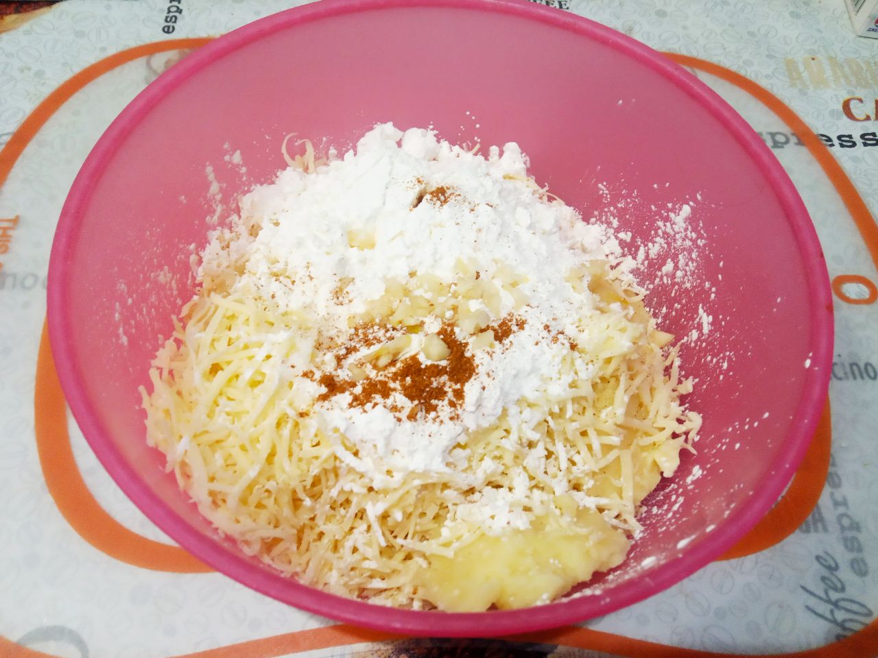 Картофельные палочки с сыром, вкусные и аппетитные: Соединяем пюре, крахмал, тертый сыр, измельченный чеснок, соль и перец по вкусу, замешиваем тесто и