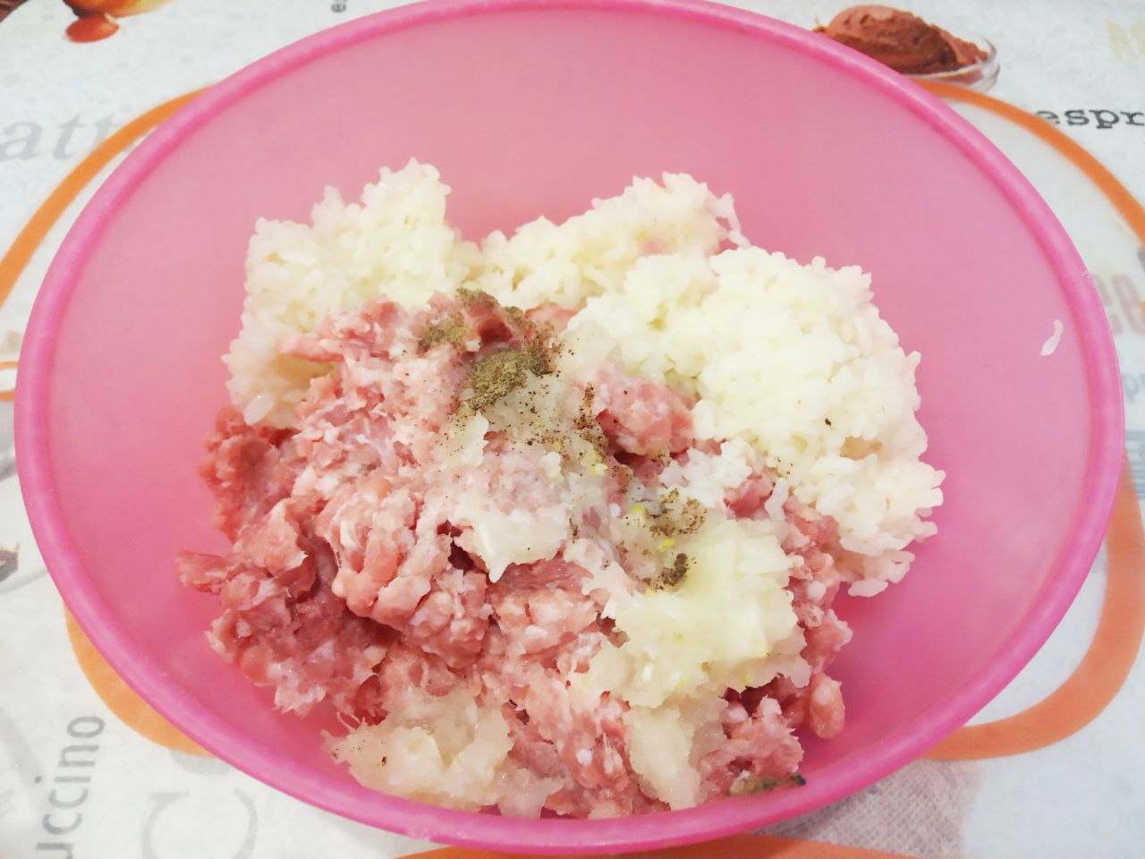 Голубцы из капусты и фарша, в кляре, жареные на сковороде, сытно и вкусно: Соединяем фарш, лук, рис, соль и перец по вкусу, тщательно перемешиваем.