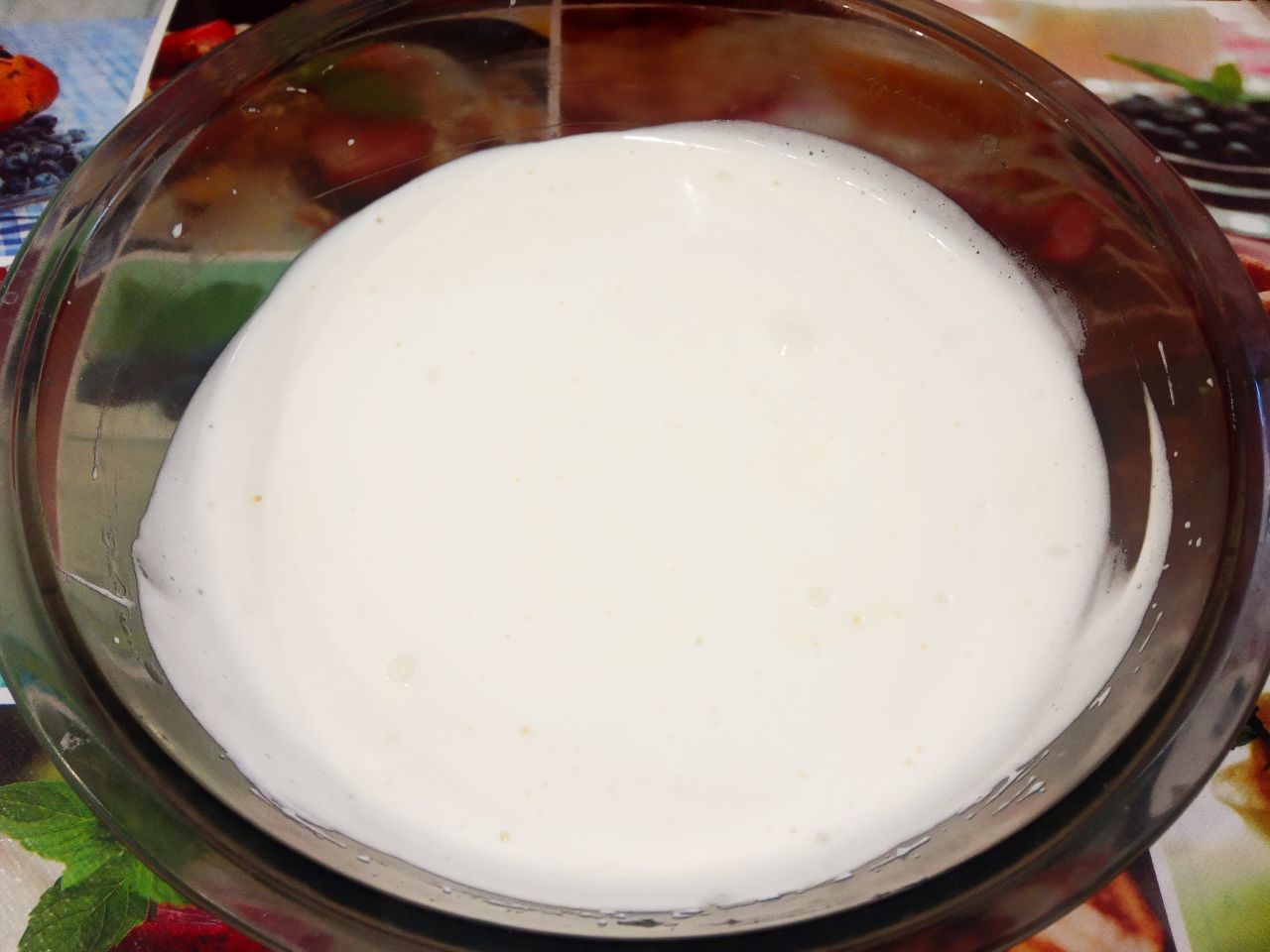 Торт с нежным масляным кремом и джемом: Добавляем частями желтки и размешиваем миксером на минимальных оборотах.