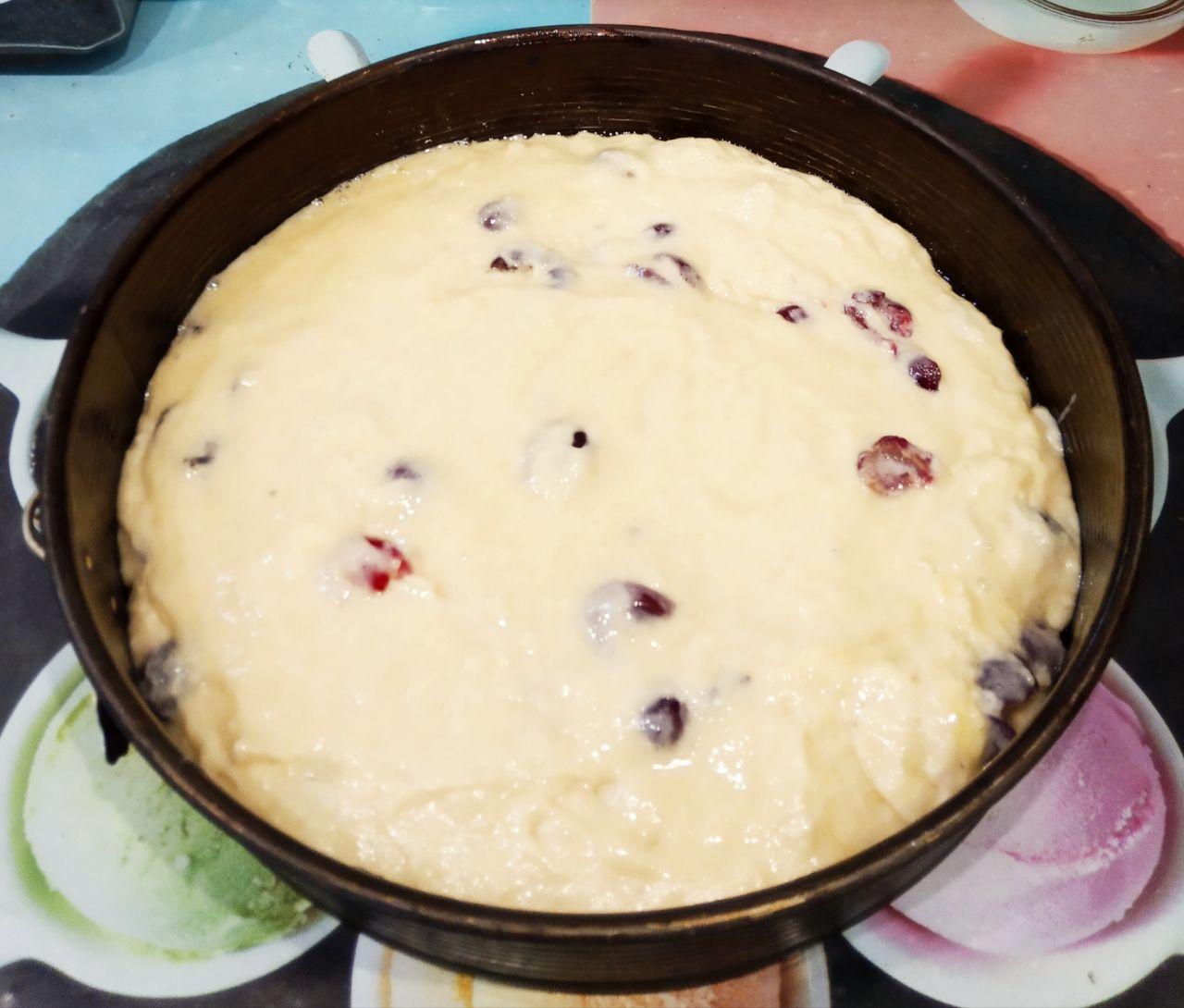 Вишневый пирог на кефире, просто и вкусно: Форму застилаем пергаментом и выкладываем тесто.