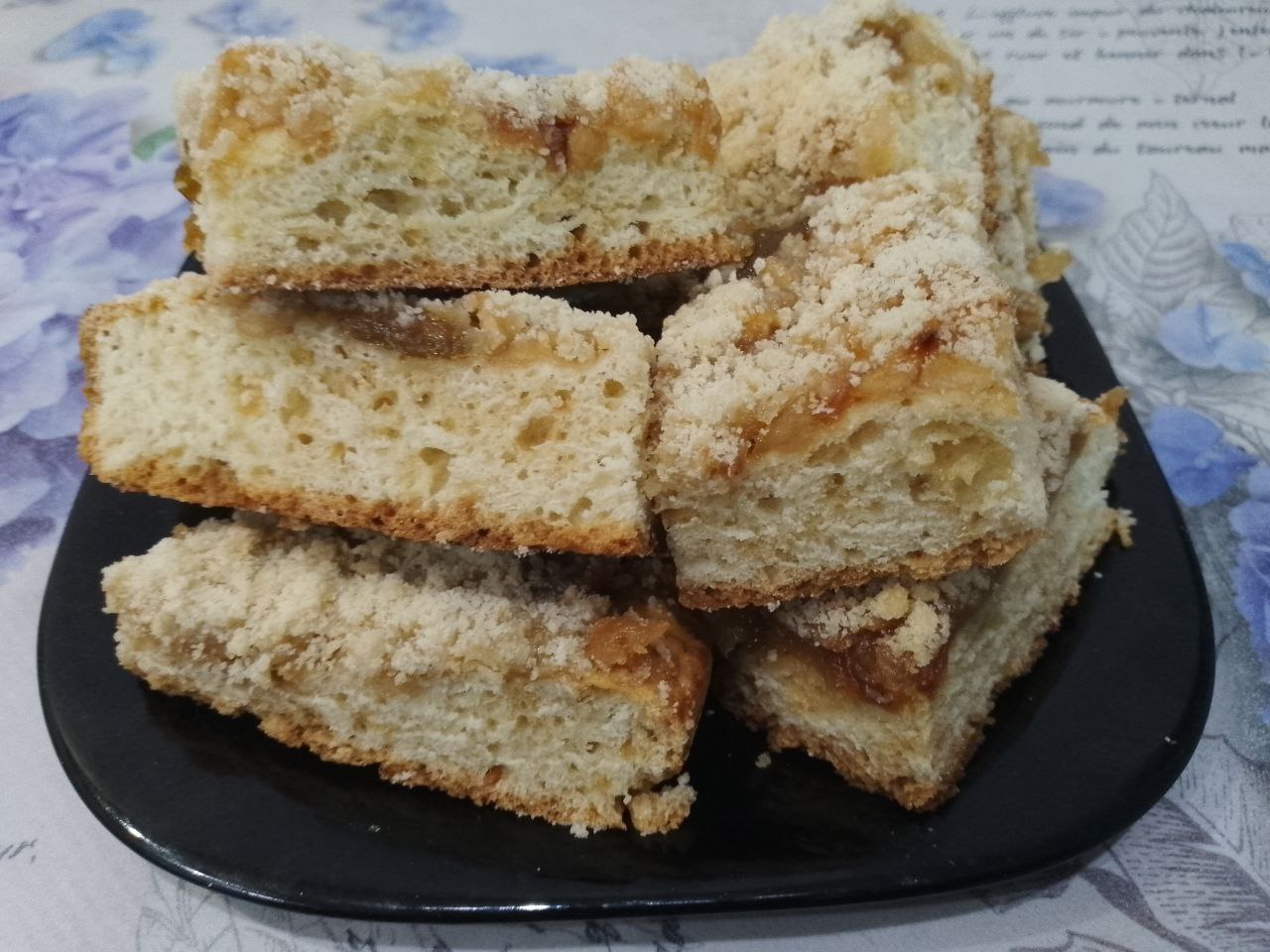 Творожный пирог с яблочной начинкой и штрейзельной крошкой: Достаем пирог из духовки и разрезаем на полоски или треугольники. Пирог складываем на блюдо и подаем к чаю.