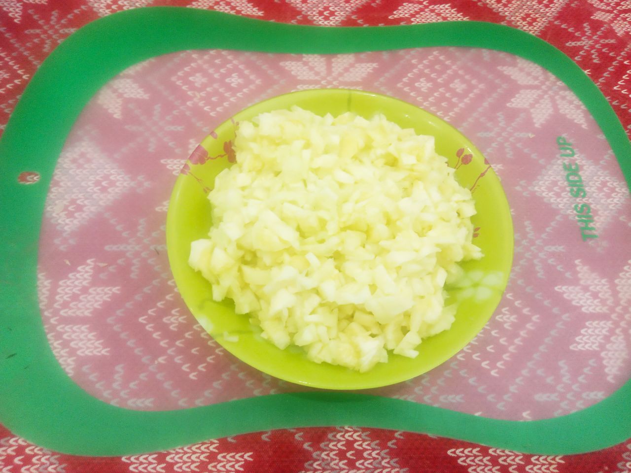 Кабачки фаршированные мясным фаршем, луком, морковью и сыром: Лук очищаем от шелухи, промываем и мелко нарезаем.