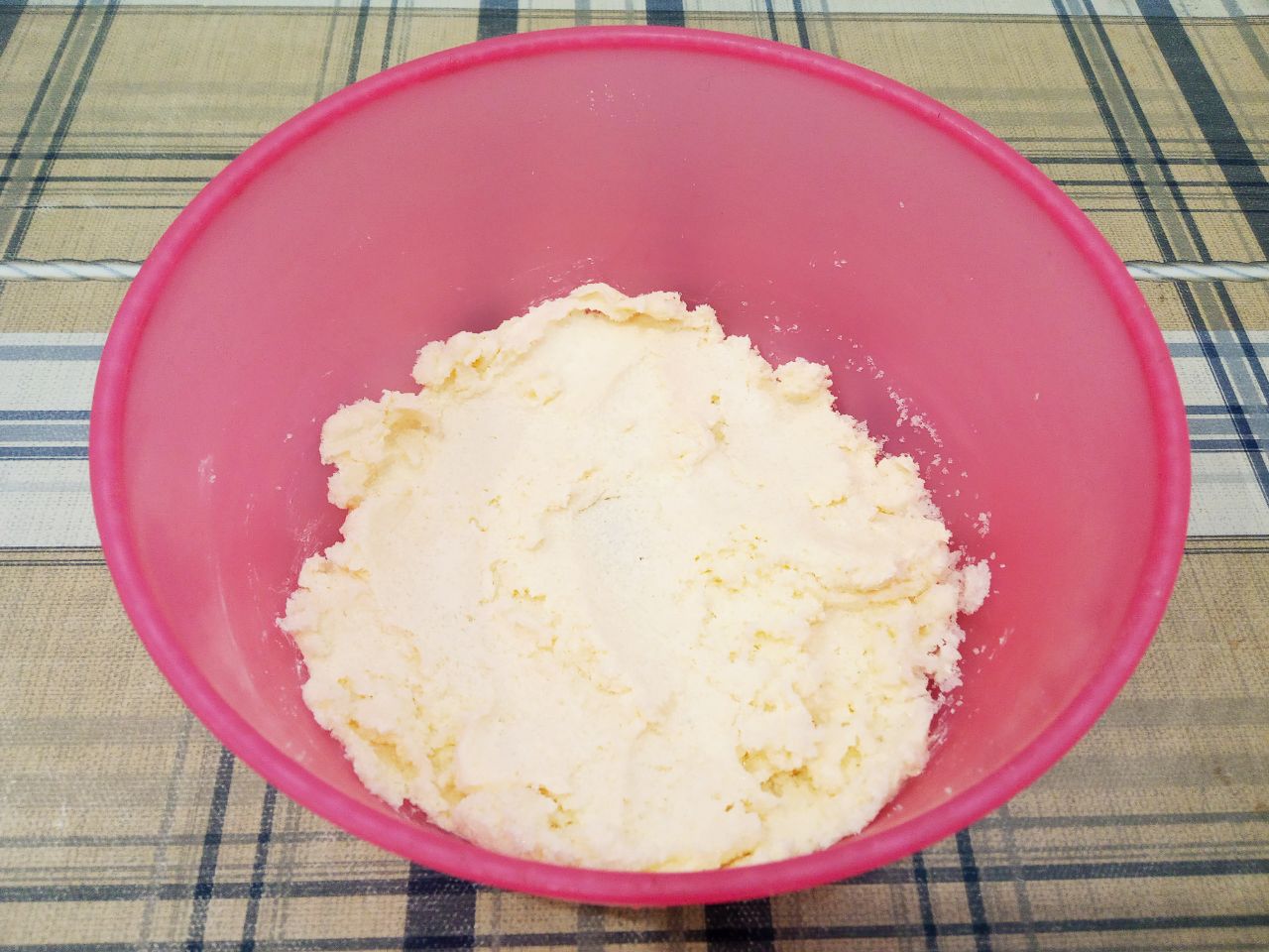 Домашнее печенье рассыпчатое и песочное, вкусное и аппетитное: Вливаем растительное масло и тщательно размешиваем.