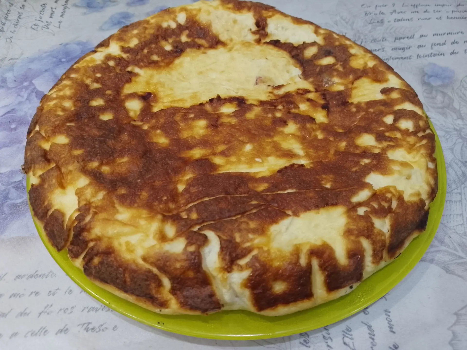 Вкусный завтрак из яиц, творога, помидоров и колбасы или ветчины