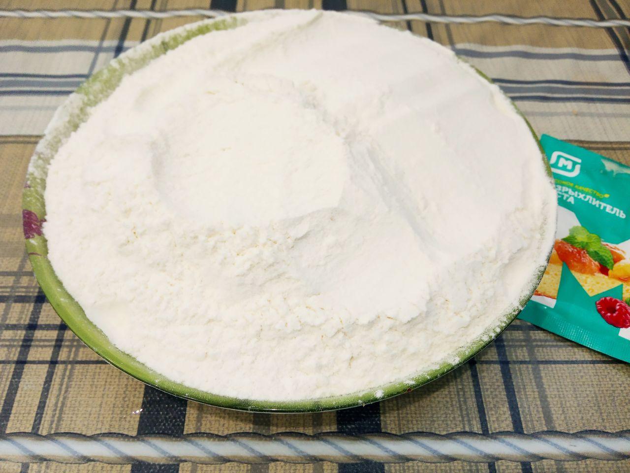 Печенье рассыпчатое и мягкое, на растительном масле: Всыпаем муку в смесь, добавляем размягченное сливочное масло, замешиваем тесто. Тесто помещаем на час в