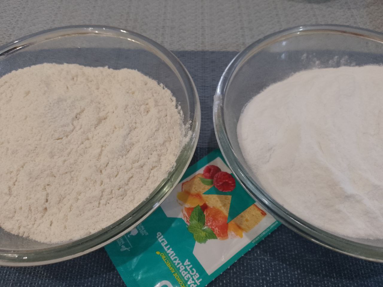 Домашнее печенье из творога и рисовой муки, с начинкой из вареного сгущенного молока: Муку рисовую и пшеничную смешиваем с разрыхлителем для теста и просеиваем через сито.