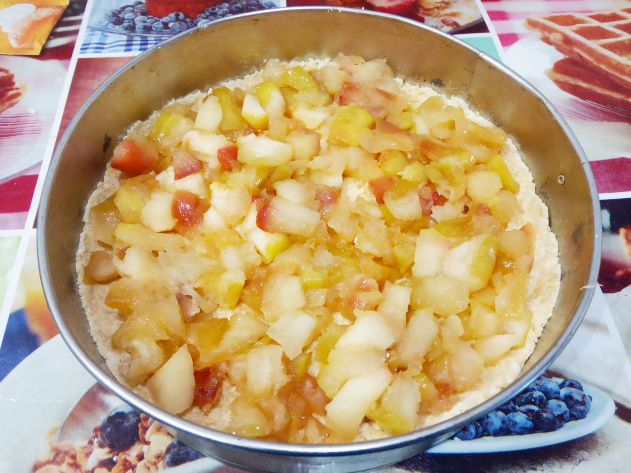 Яблочный пирог с кремом-суфле, нежный и вкусный: На тесто выкладываем слой обжаренных яблок.