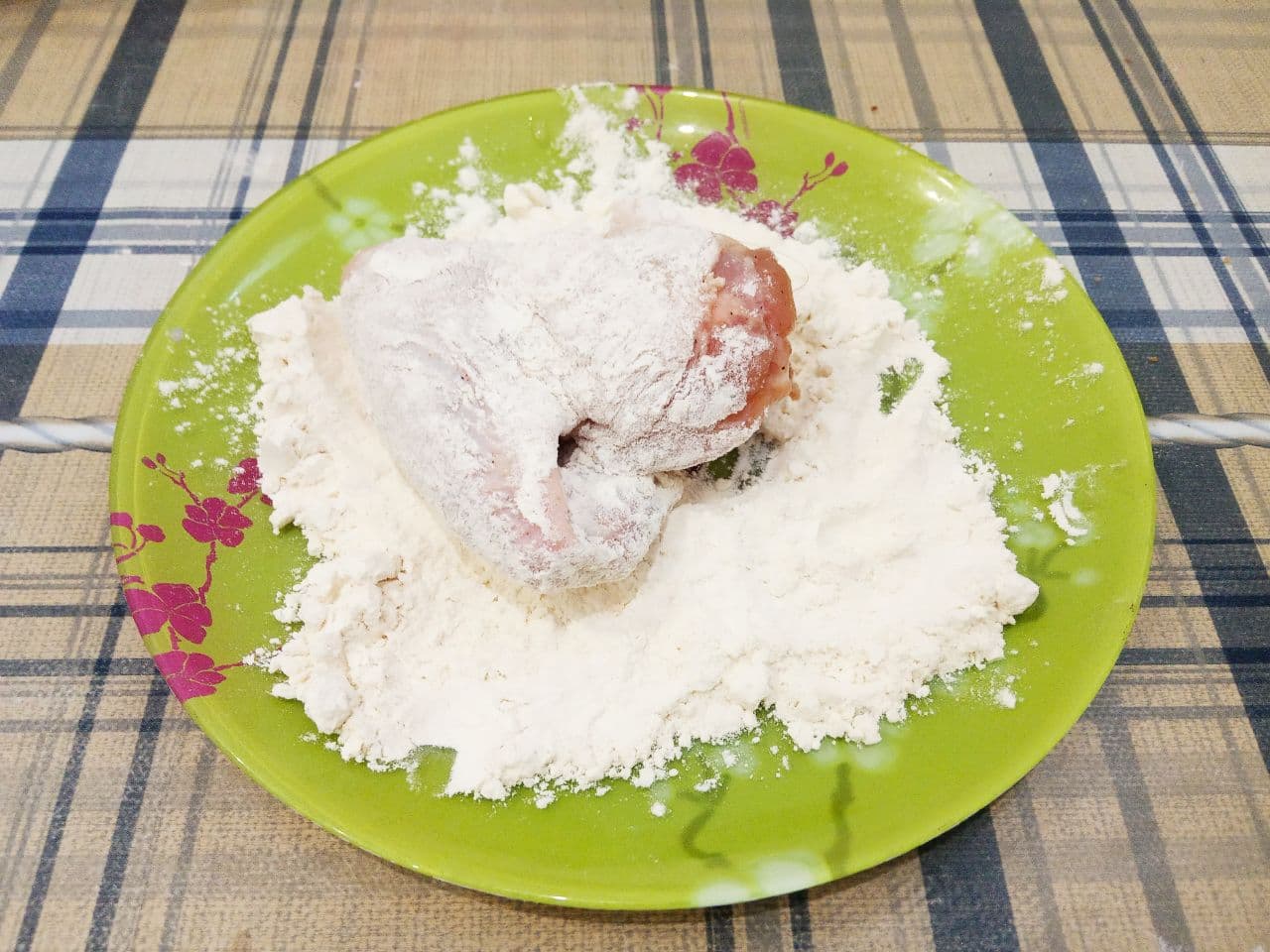Сочные, аппетитные куриные крылышки в соевом соусе, яичном кляре и сухарях, запеченные в духовке: Крылышки обваливаем сначала в муке.