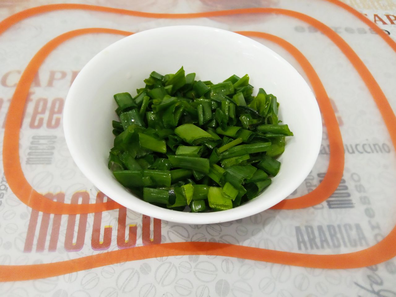 Простой рецепт салата, вкусный и сытный: Лук зеленый промываем, просушиваем и мелко нарезаем.