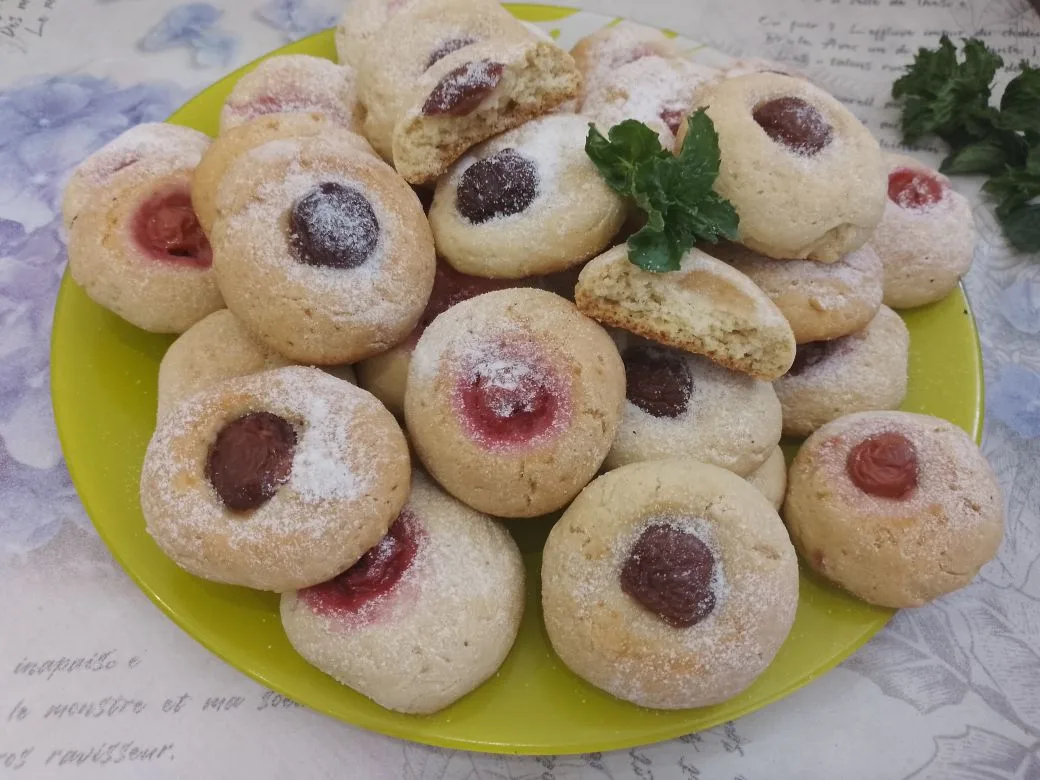 Песочное рассыпчатое печенье с замороженной вишней