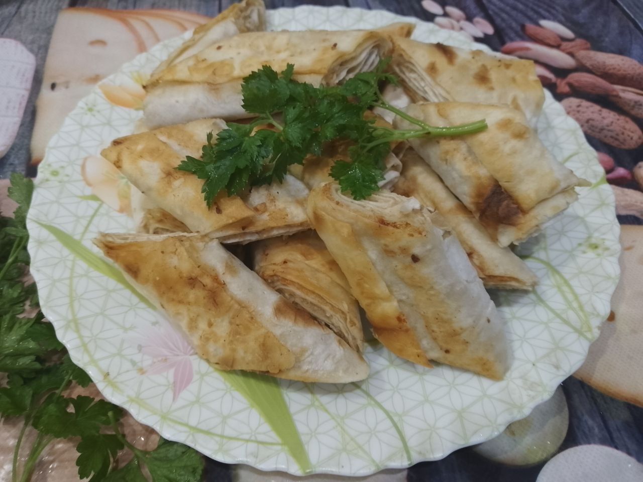 Лаваш с мясной начинкой, на сковороде, вкусный и аппетитный