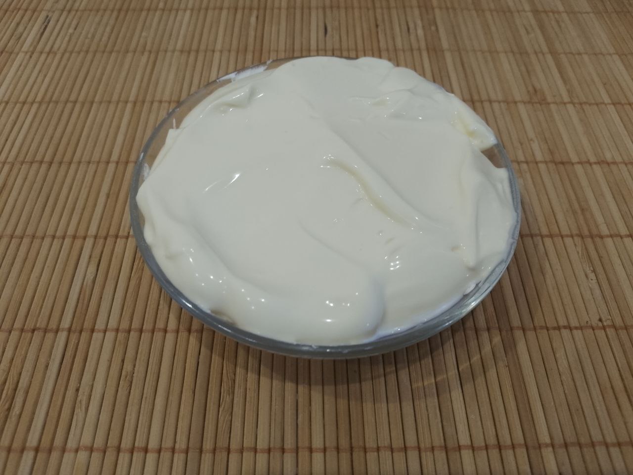 Вкусные и сытные пирожки из дрожжевого теста, с мясной начинкой: Добавляем сахар, растительное масло, оставшееся молоко и майонез, размешиваем венчиком.