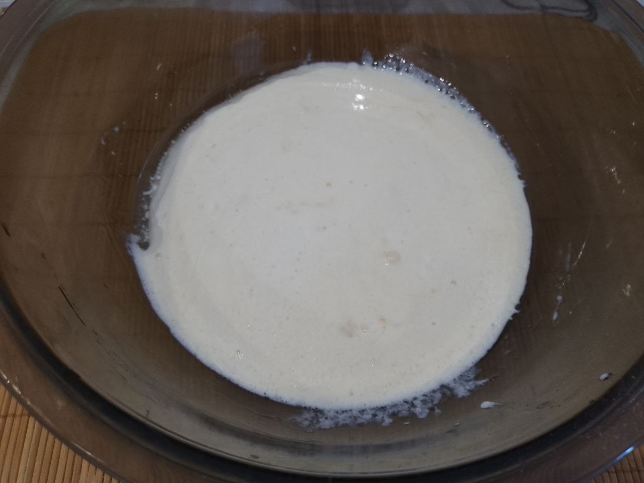 Пирожки из дрожжевого теста на сметане, с мясной начинкой, жареные на сковороде: В посуду для замешивания теста разбиваем яйца, добавляем растительное масло и сметану, размешиваем.