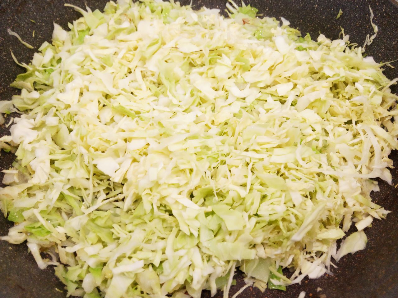 Ленивые голубцы, запеченные в духовке, вкусные и сытные: Разогреваем сковороду с растительным маслом, обжариваем лук до золотистого цвета и кладем мелко нашинкованную