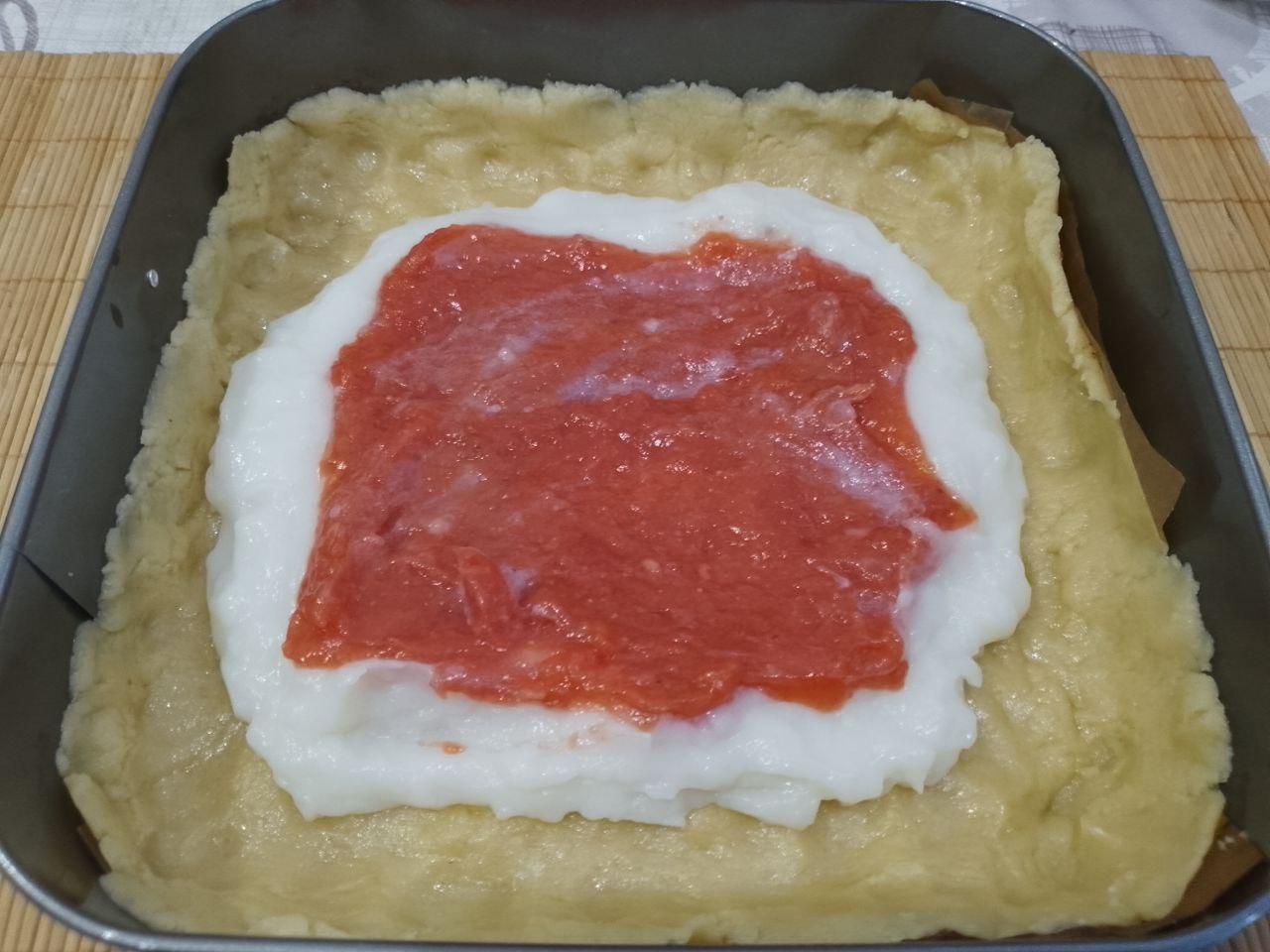 Пирог песочный с заварным кремом  и клубничным кремом: Следующим слоем выкладываем ягодный крем.