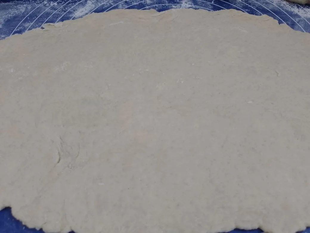 Простой рецепт печенья с кокосовой стружкой, без яиц: Каждую часть раскатываем тонким продолговатым прямоугольником.