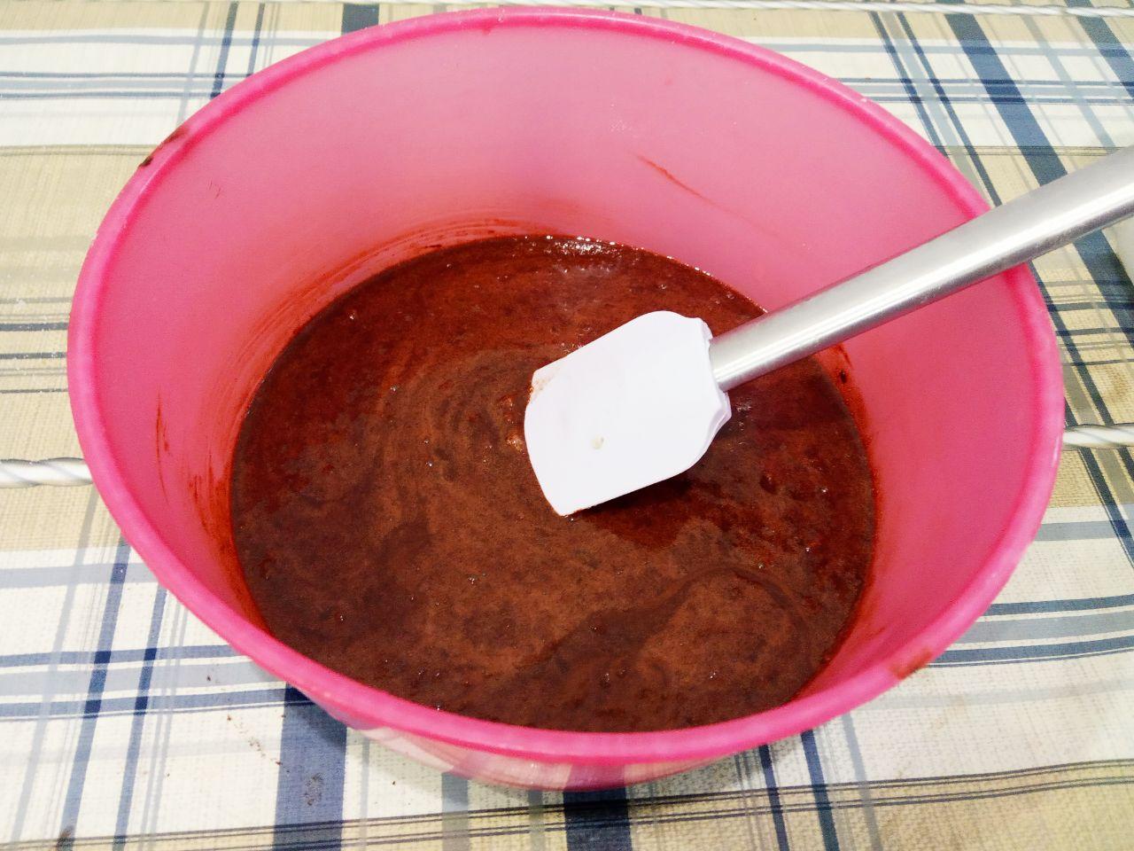 Шоколадное печенье рассыпчатое и хрустящее: Добавляем смесь сливочного масла и кофе в растертые с сахаром яйца.