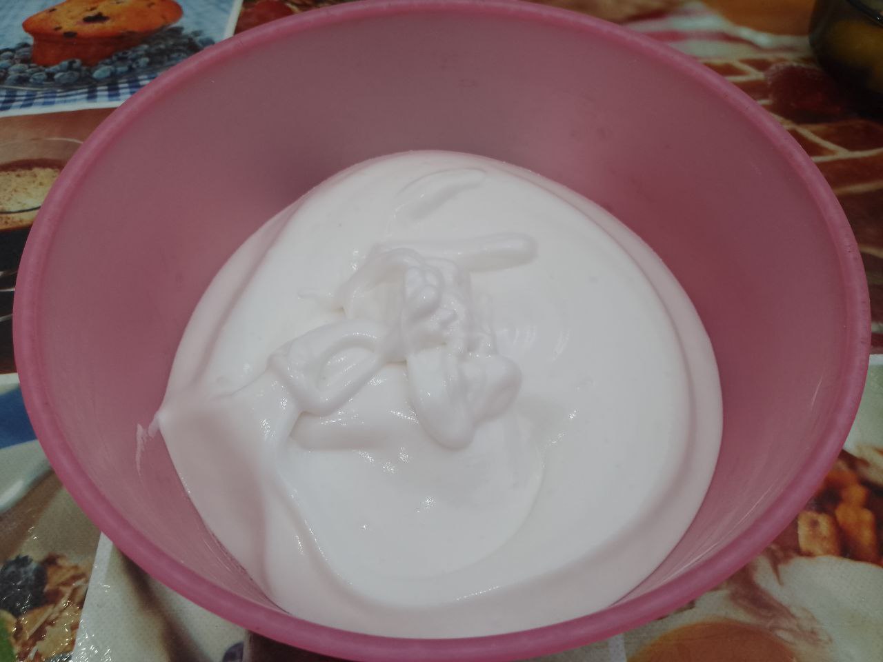 Бисквитный торт с клубникой и взбитыми сливками, нежный и вкусный: Всыпаем частями сахар и взбиваем до устойчивой массы.