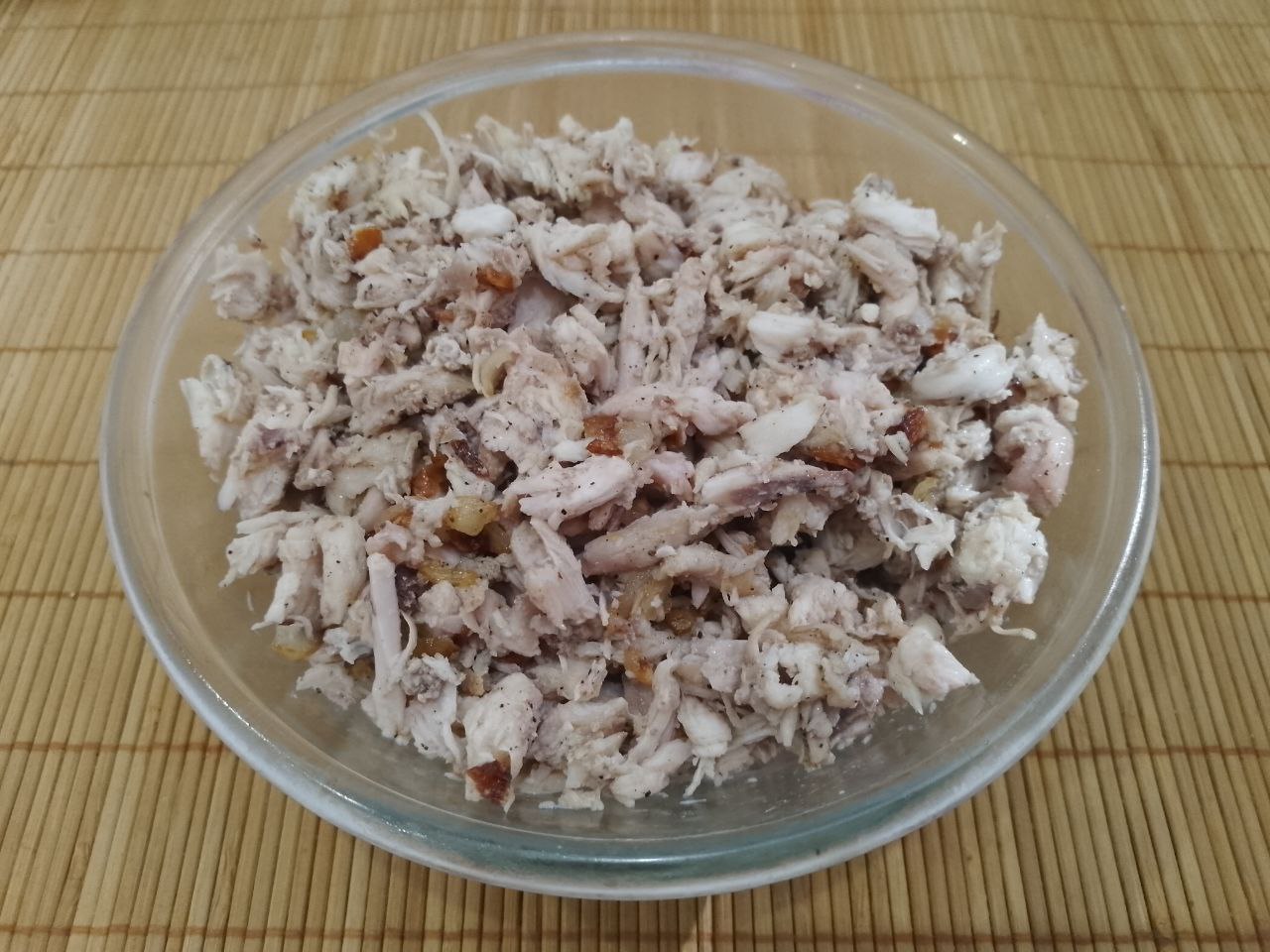 Горячие бутерброды с куриным мясом и сыром, сытные и аппетитные: Выкладываем мясо, солим, перчим, посыпаем сухим чесноком, перемешиваем и обжариваем несколько минут.