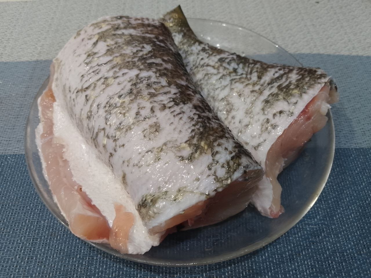 Рыбный паштет со специями, вкусный и сытный: Рыбу тщательно очищаем, хорошо промываем водой и разрезаем на части.