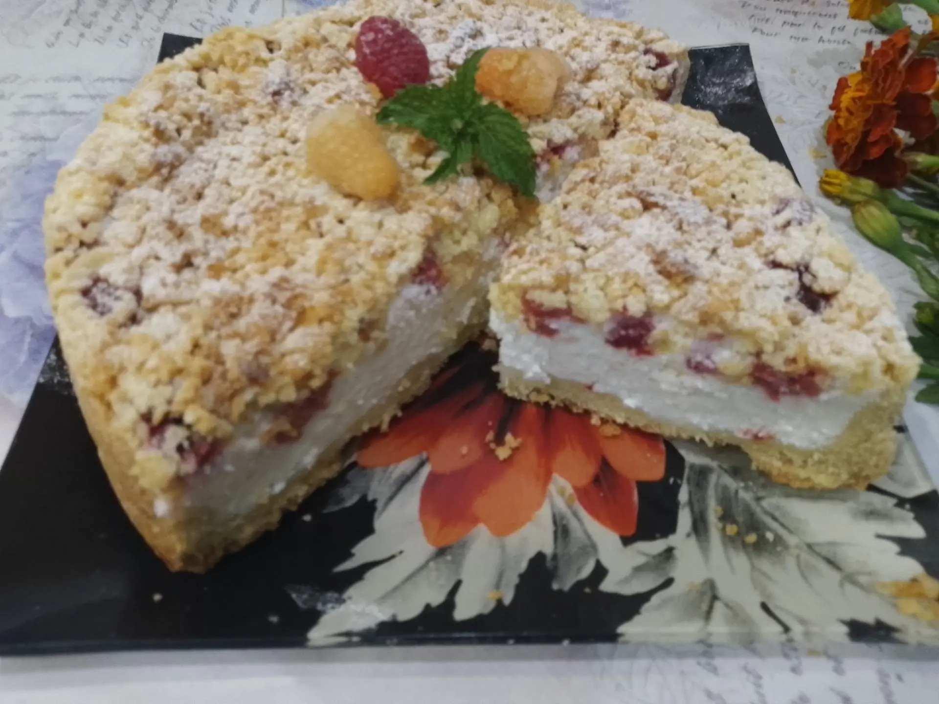 Песочный пирог с творожной начинкой и ягодами малины: охлаждаем пирог и подаем к чаю