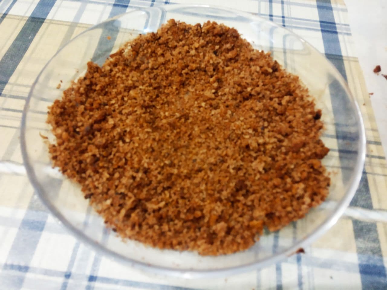 Шоколадный торт со сливочным кремом, ко дню рождения: Верх бисквита, где неровности срезаем и растираем в мелкую крошку. Бисквит разрезаем на три части.