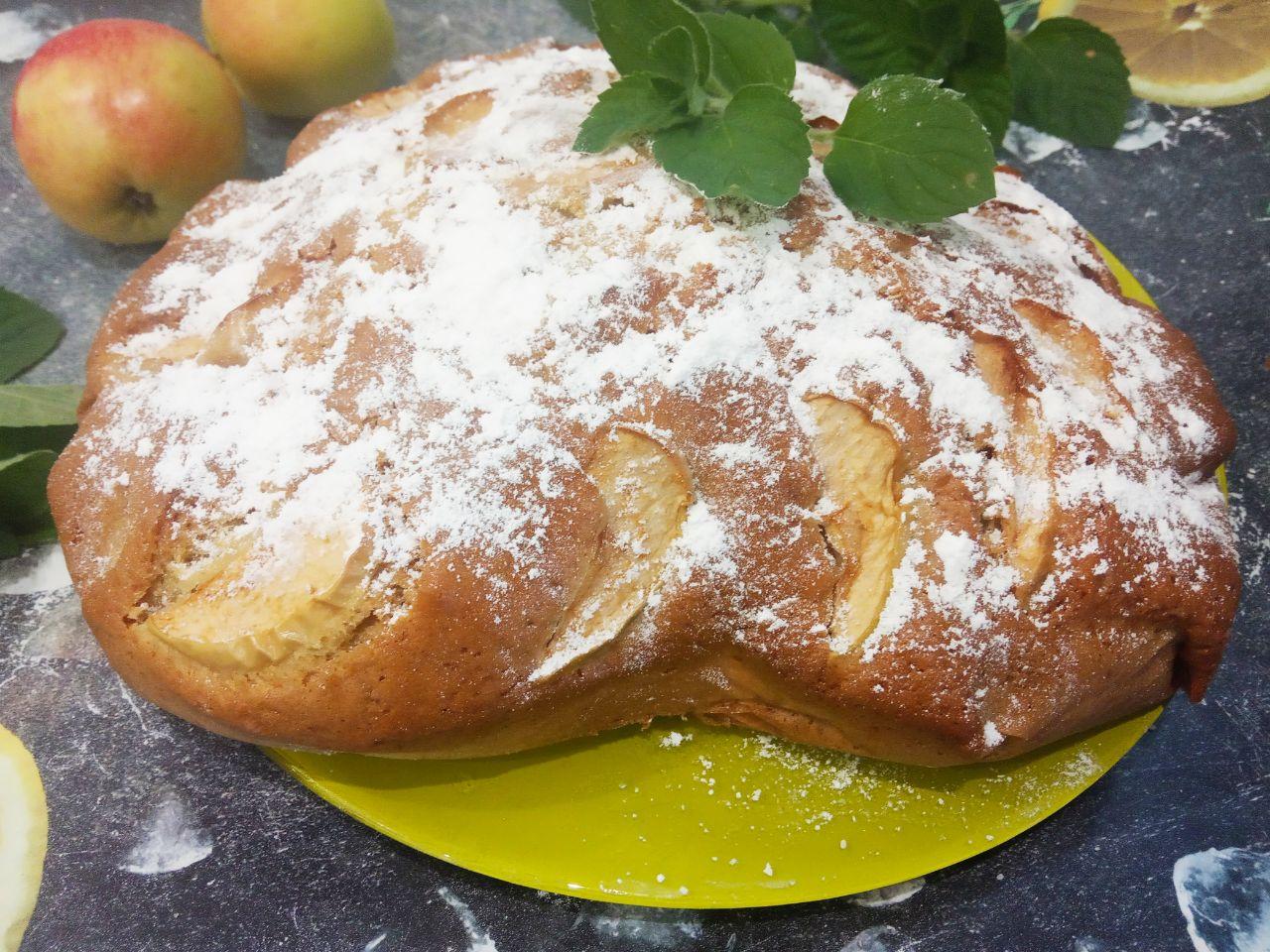 Пирог с яблоками на сметане, вкусно и быстро