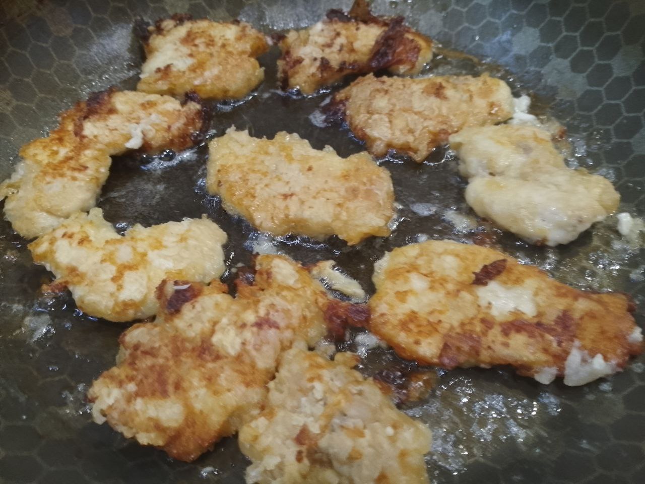 Куриное филе полосками, жареное на сковороде: Переворачиваем на другую сторону, накрываем крышкой и обжариваем до готовности.