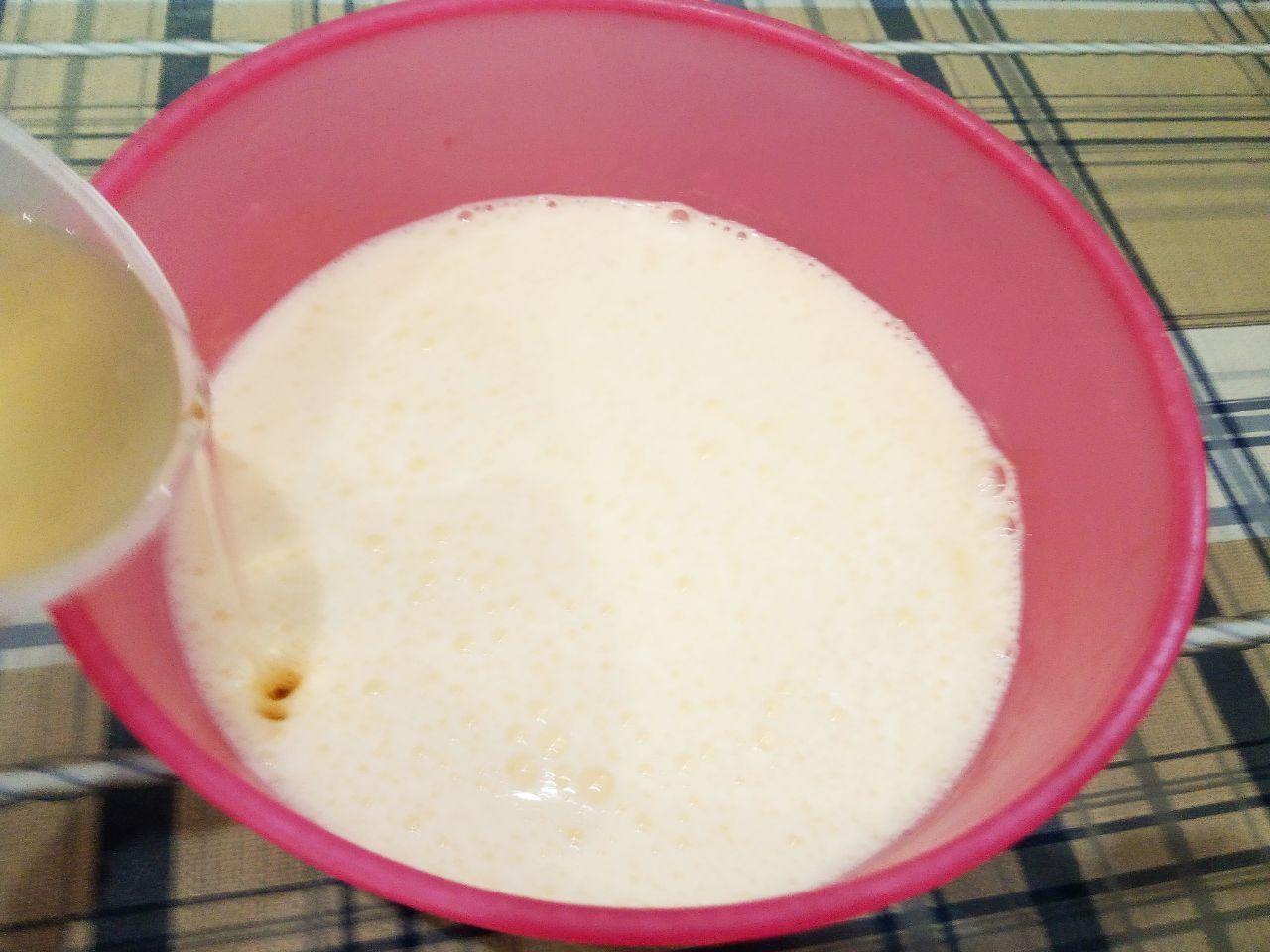 Пирог «Зебра» на молоке и растительном масле к чаю, просто и вкусно: Вливаем в яичную смесь растительное масло и молоко, перемешиваем.