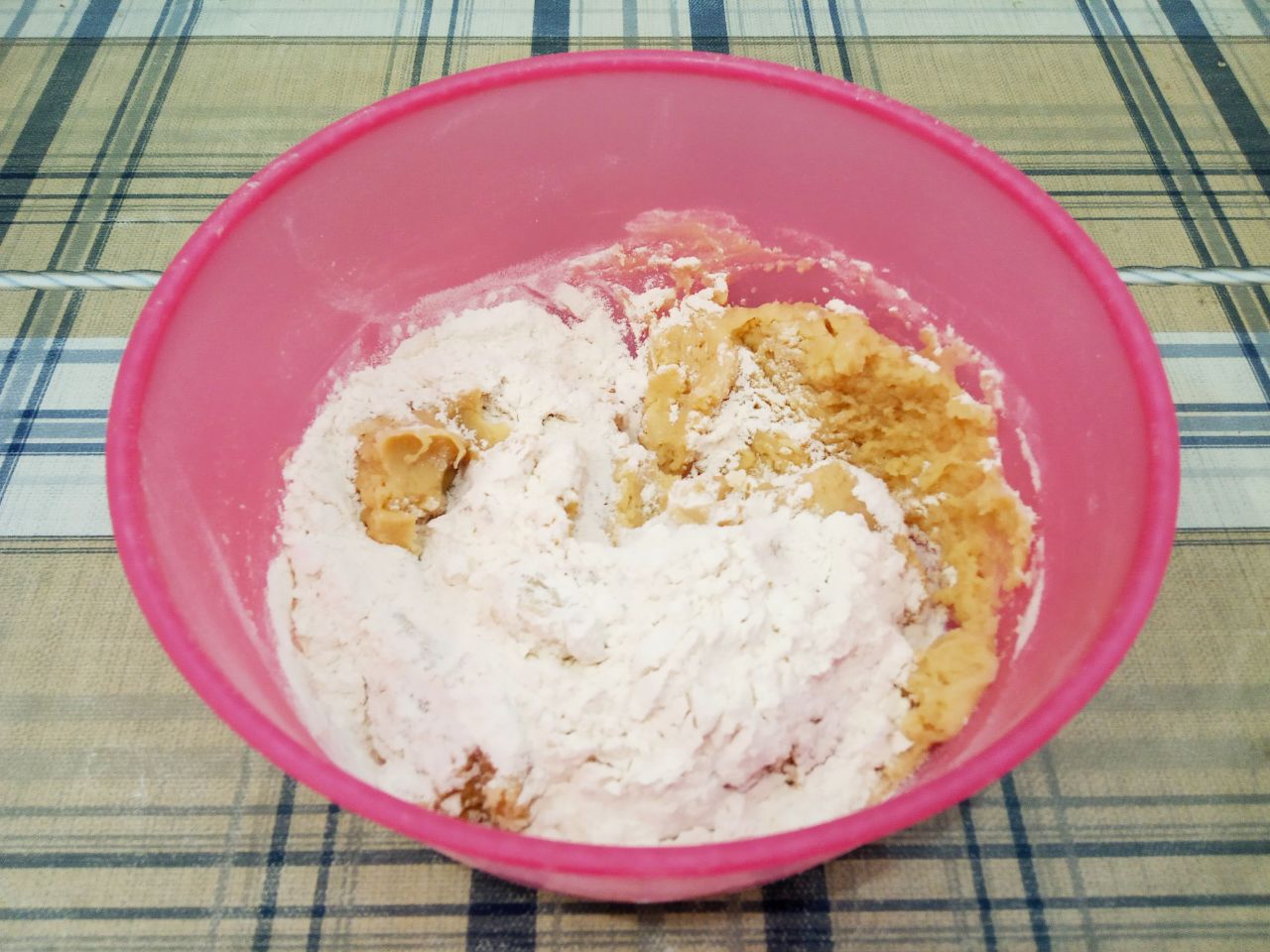 Домашнее печенье рассыпчатое и песочное, вкусное и аппетитное: Тесто разделяем на две части. В одну часть добавляем две столовые ложки муки и замешиваем нежное тесто.