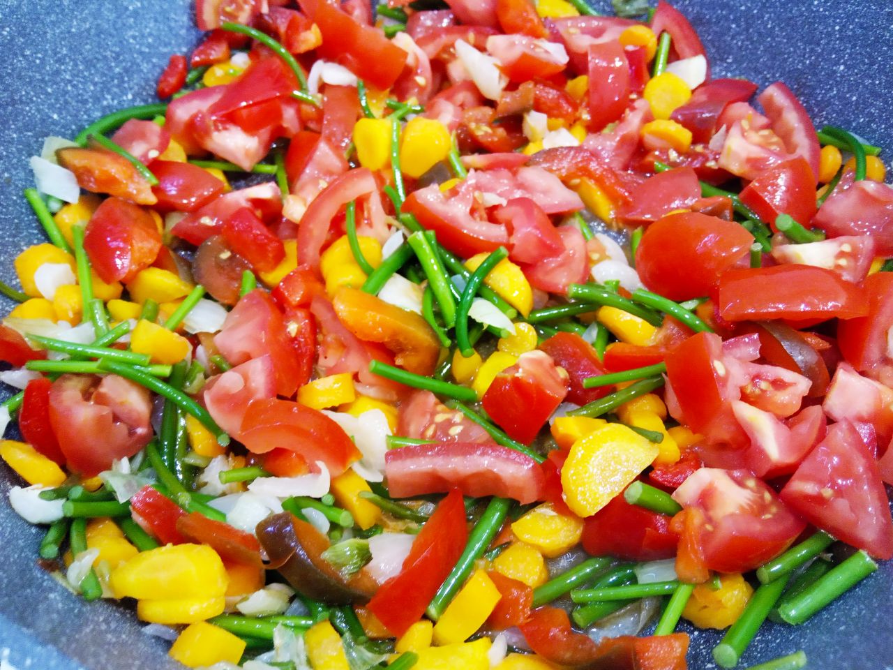 Тушеные патиссоны с овощами, полезные и вкусные: Кладем полоски перца и помидоры, обжариваем несколько минут.