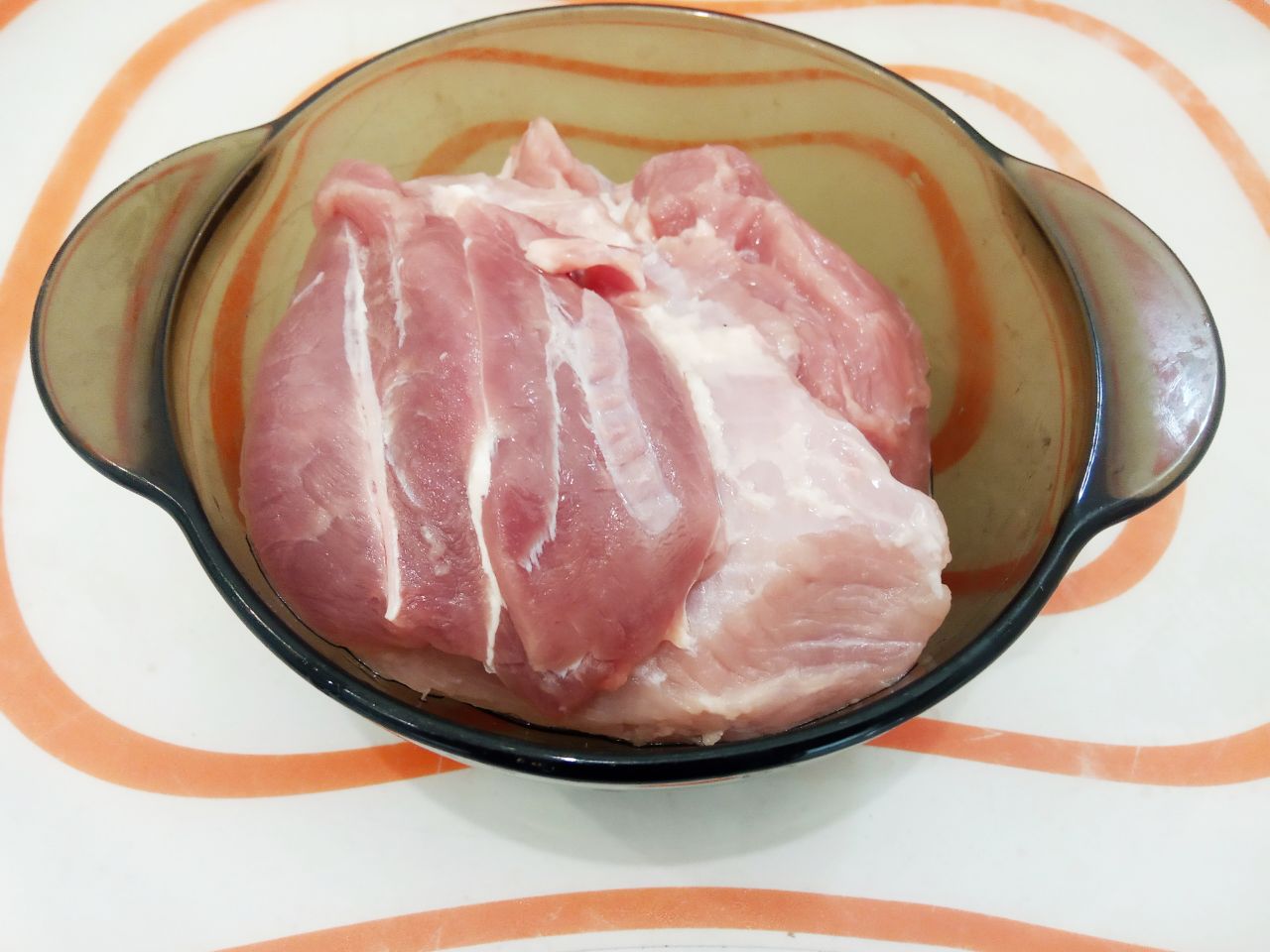 Чесночные стрелки с мясом и овощами тушеные в соевом соусе, вкусные и аппетитные: Мясо промываем водой, просушиваем и разрезаем на кусочки небольшого размера.