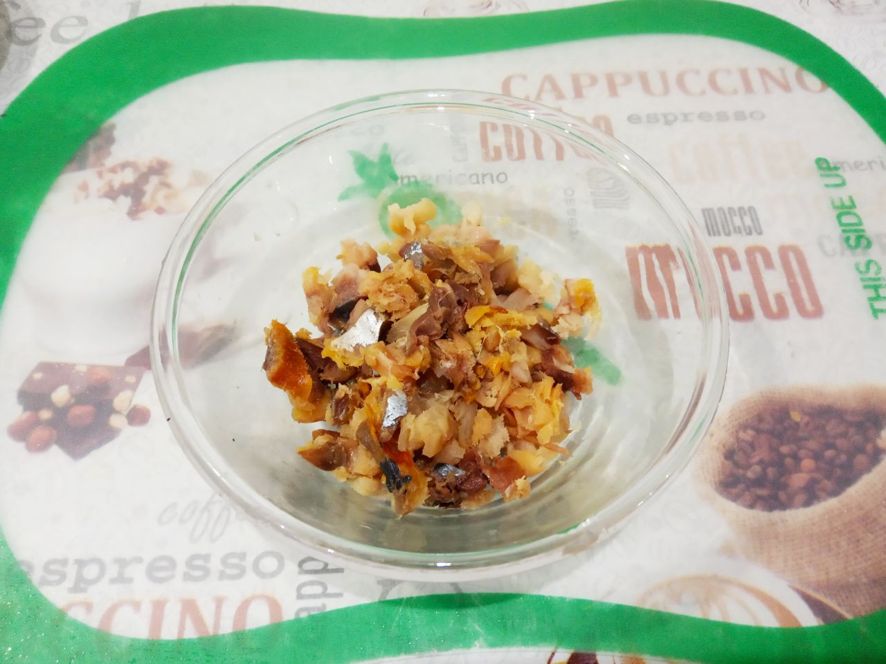 Картофельный салат с рыбой, просто и вкусно: Рыбу очищаем от костей и разрезаем на полоски.