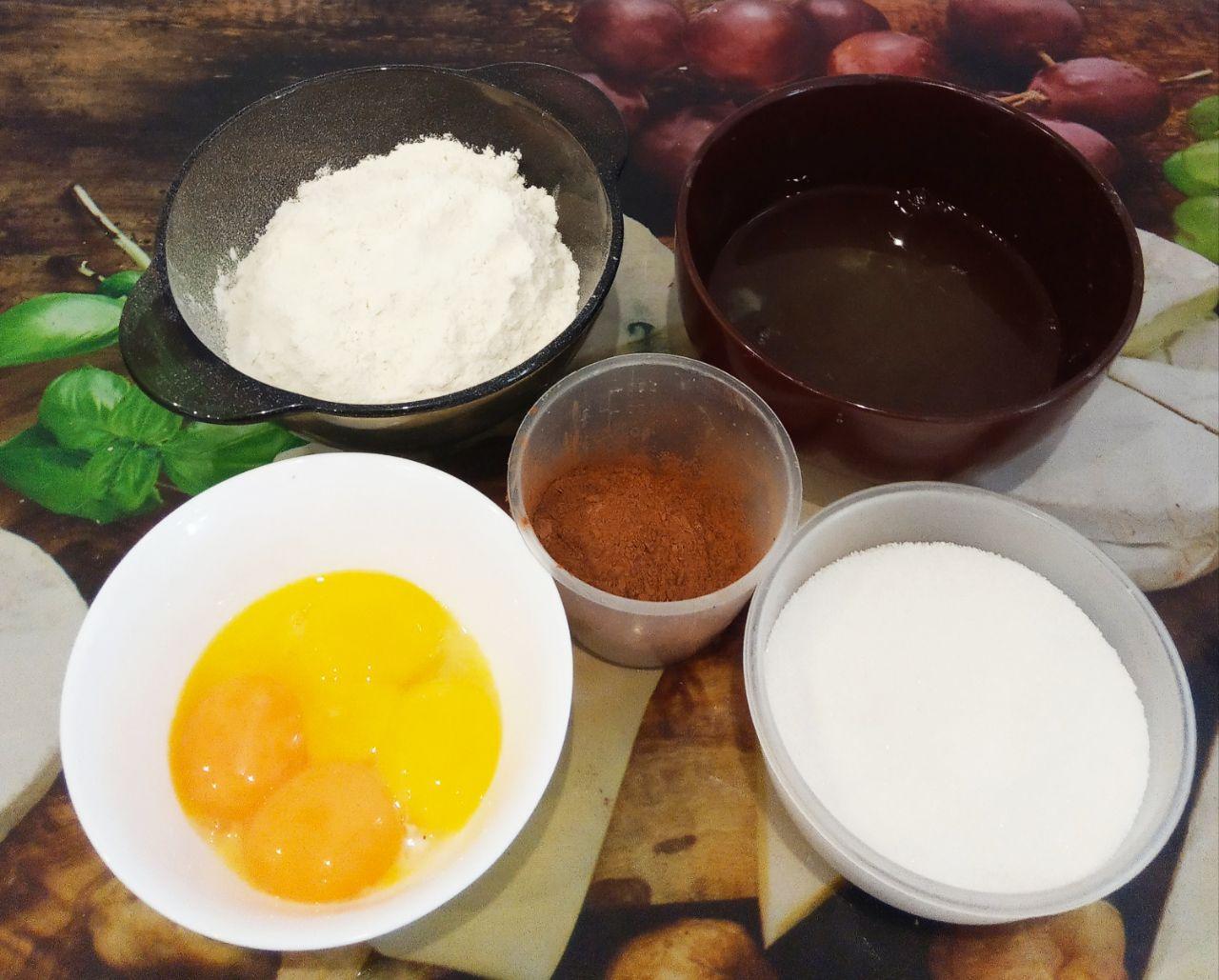 Вкусный шоколадный пирог с начинкой из творожных шариков 