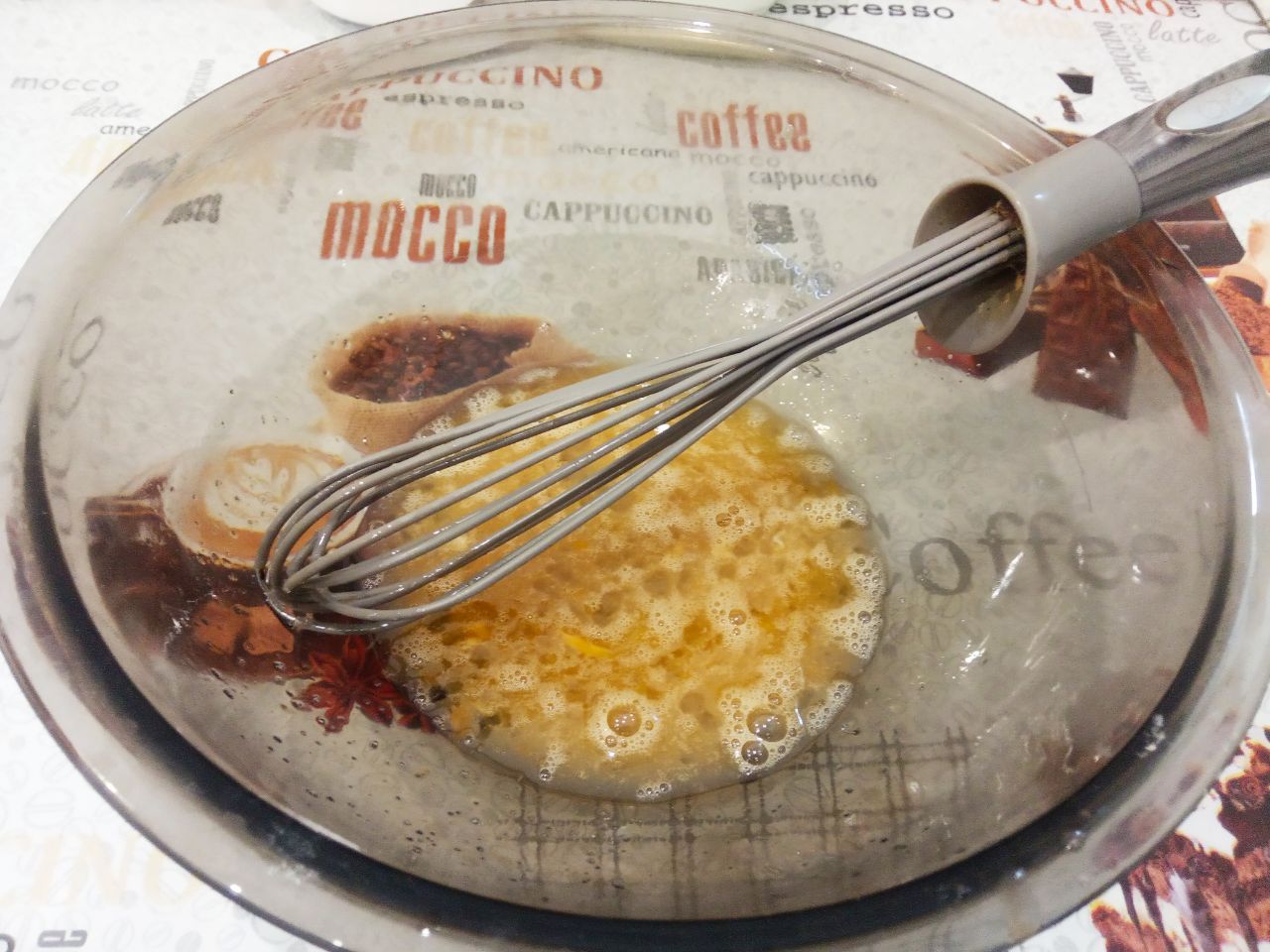 Оладьи пышные, вкусные и аппетитные: Яйца разбиваем в чашу, добавляем сахар и соль, размешиваем.