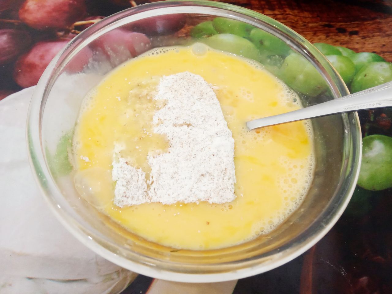 Кабачки с начинкой из помидоров и сыра, жареные в яичном кляре: Полоски с начинкой окунаем во взбитые яйца и укладываем на сковороду.