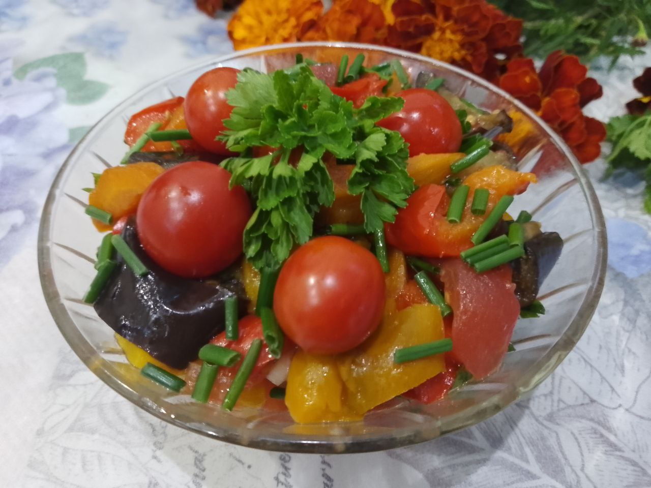 Салат из овощей, запеченных в духовке, полезно и вкусно: Добавляем измельченную зелень, соль по вкусу и растительное масло, перемешиваем.Салат из запеченных овощей
