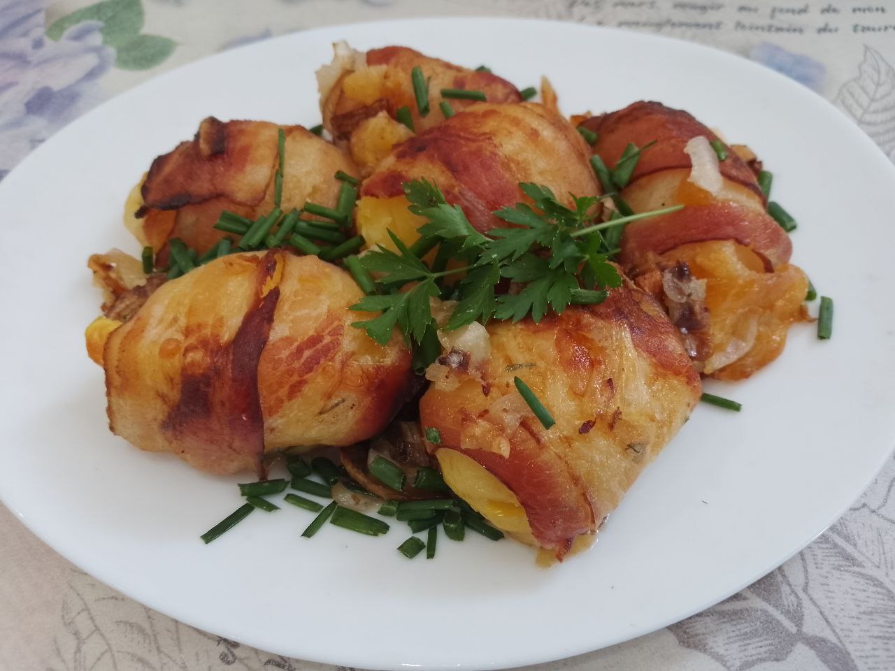 Картофель с сыром, в беконе, запеченный в духовке