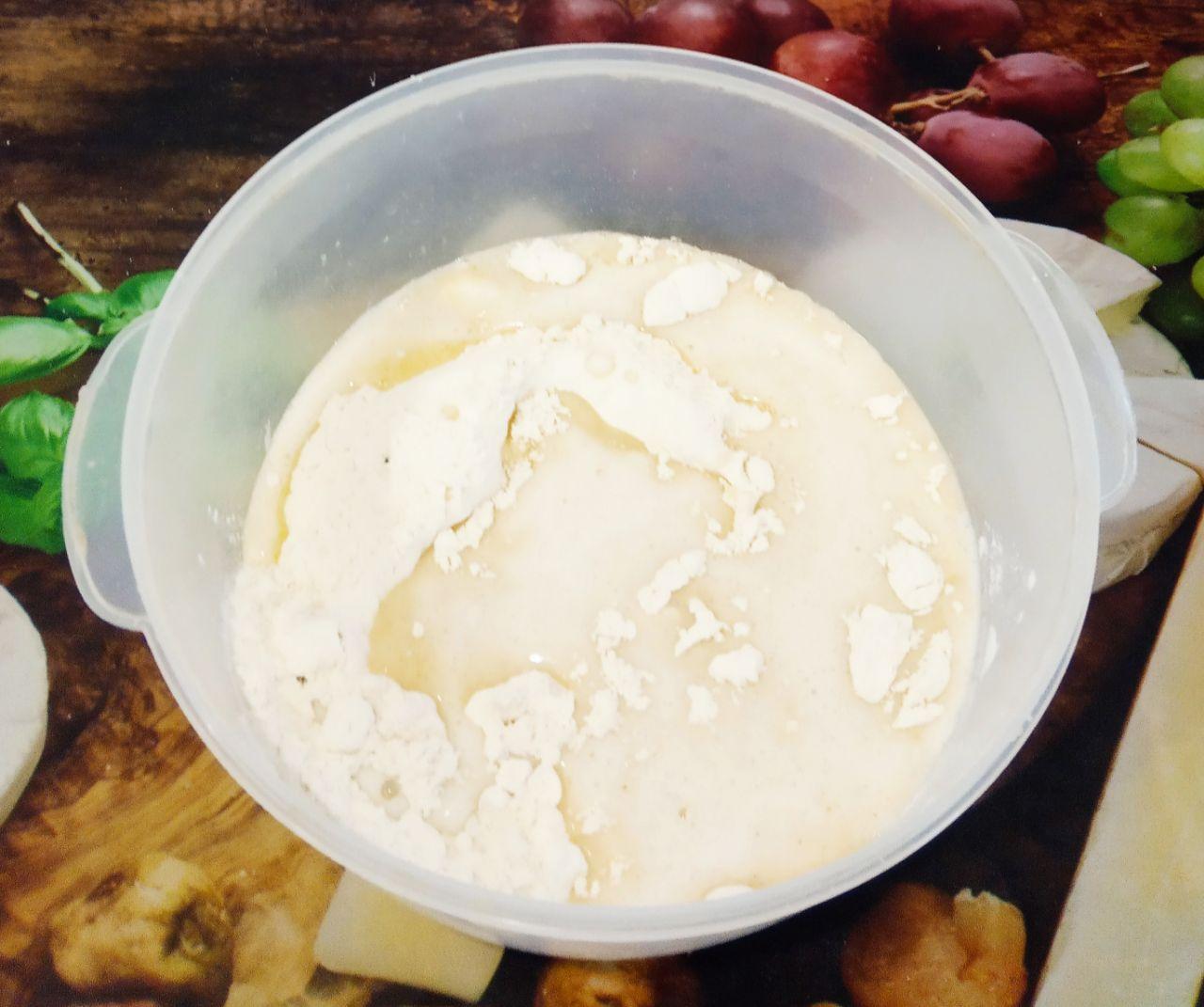 Пряники рассыпчатые, мягкие, с яблоками и в молочной глазури: Муку просеиваем через мелкое сито и смешиваем со смесью.