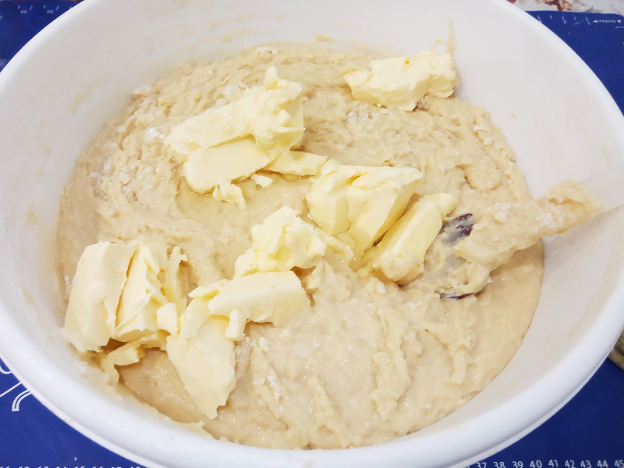 Домашние пасхальные куличи воздушные, мягкие и вкусные: Кладем кусочки размягченного масла и растительное масло, размешиваем.