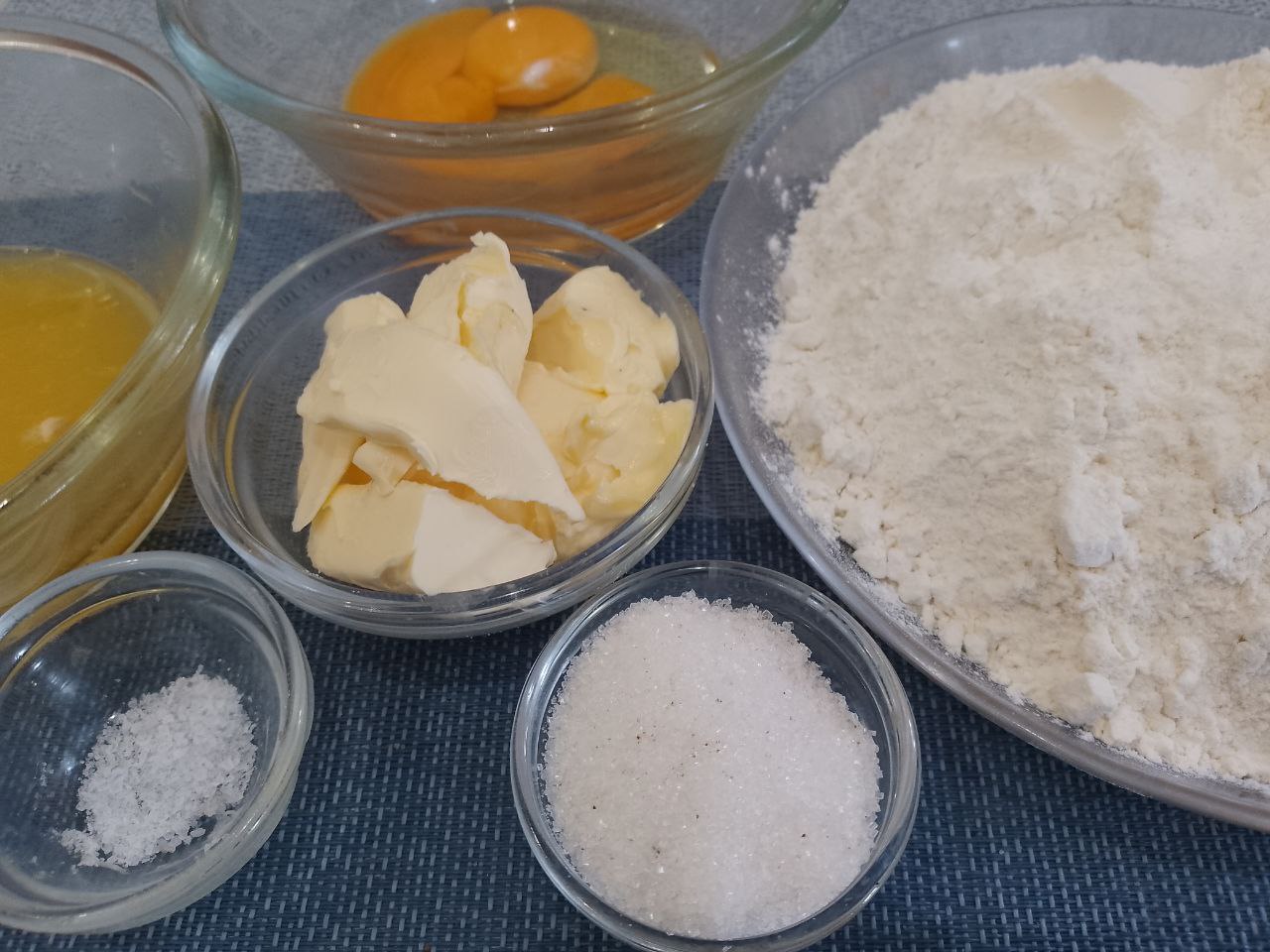 Хрустящие трубочки с начинкой из творога и вареного сгущенного молока