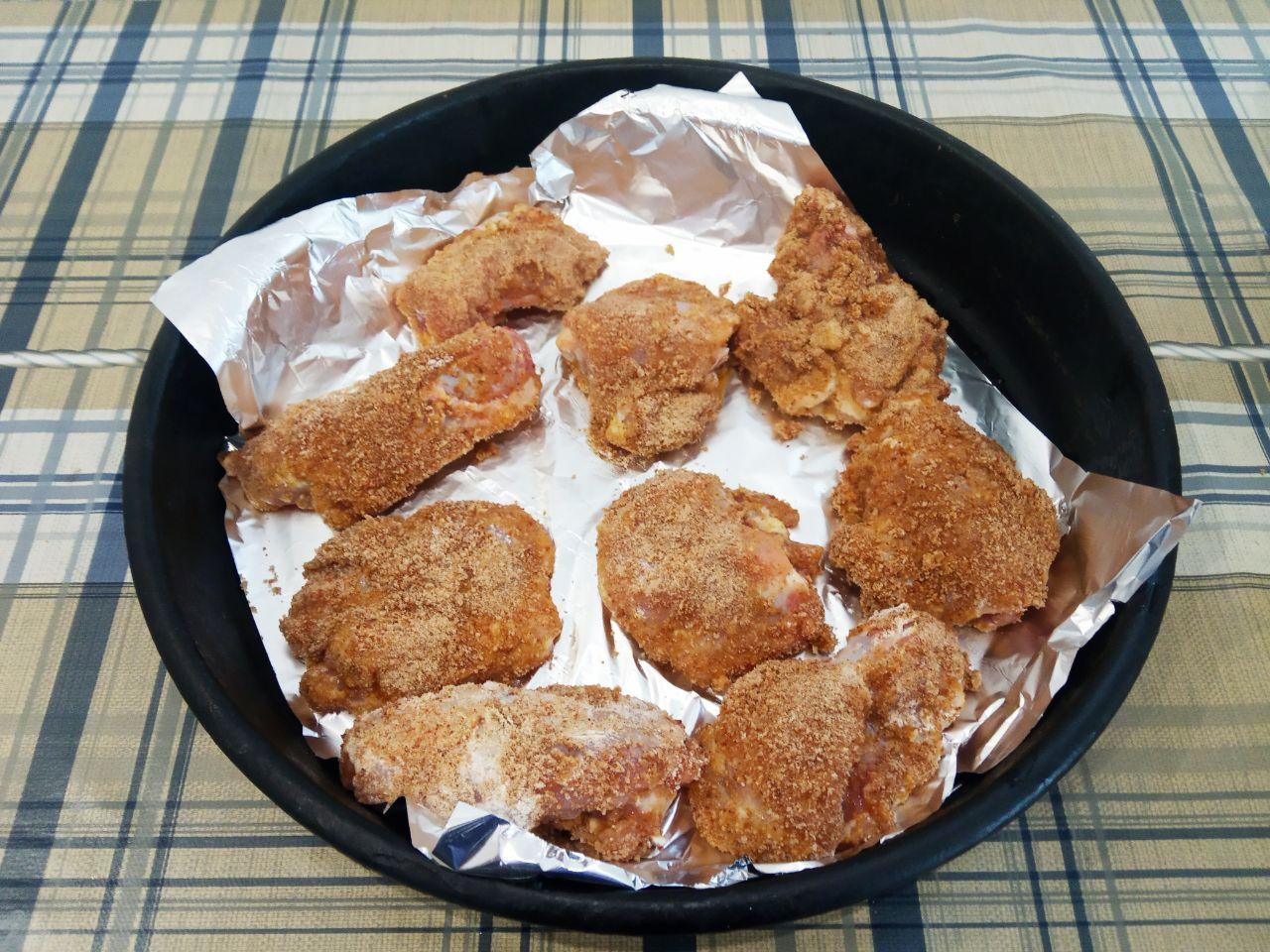 Куриные бедрышки жареные в духовке в кляре и сухарях: Противень застилаем фольгой и укладываем бедрышки.