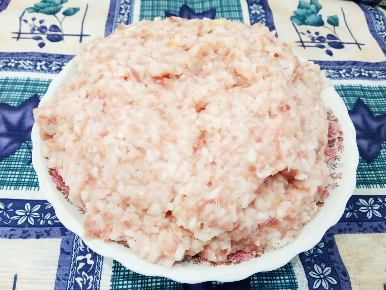 Фаршированный перец рисом и фаршем: Соединяем рис, фарш и половину обжаренного лука с морковью, солим и перчим по вкусу. Хорошо массу