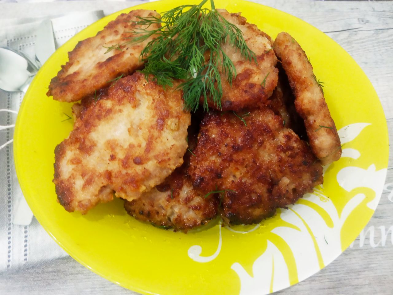 Простой рецепт мясных оладий с манной крупой и без яиц