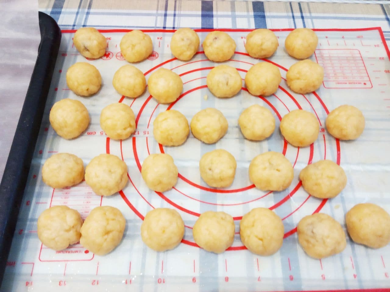 Печенье на растительном масле и вареных желтках с изюмом: В каждый шарик кладем несколько изюминок и формируем шарик.