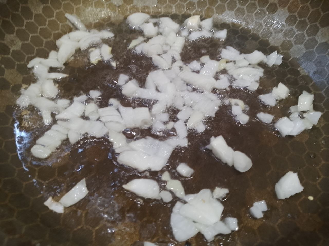 Баклажаны с мясной начинкой и сыром запеченные в духовке: Лук обжариваем на растительном масле до золотистого цвета.