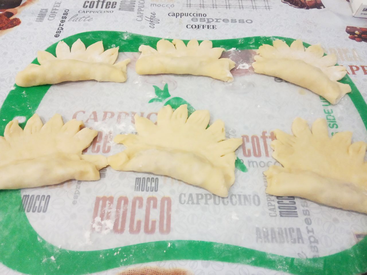 Мягкие и рассыпчатые булочки на кефире, с начинкой из тушеных яблок: Закрываем начинку тестом, сворачиваем.