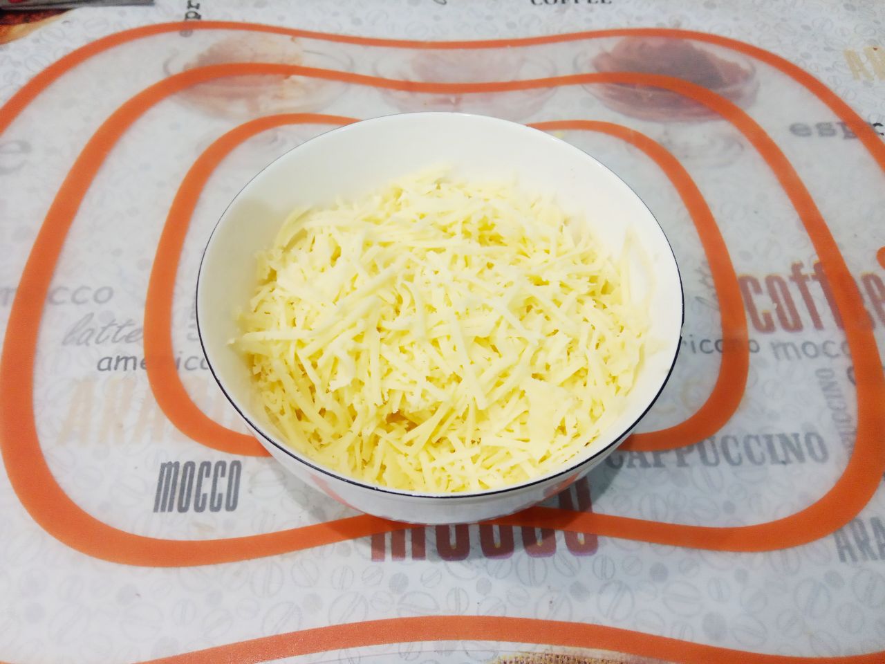 Картофельные палочки с сыром, вкусные и аппетитные: Твердый сыр натираем на средней терке.