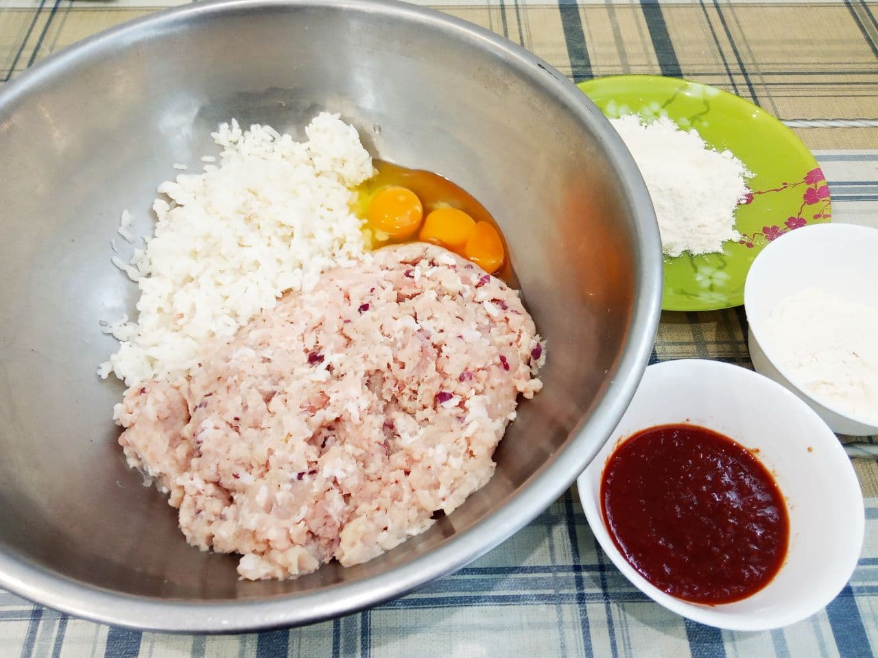 Мясные тефтели с добавлением риса, нежные и сочные