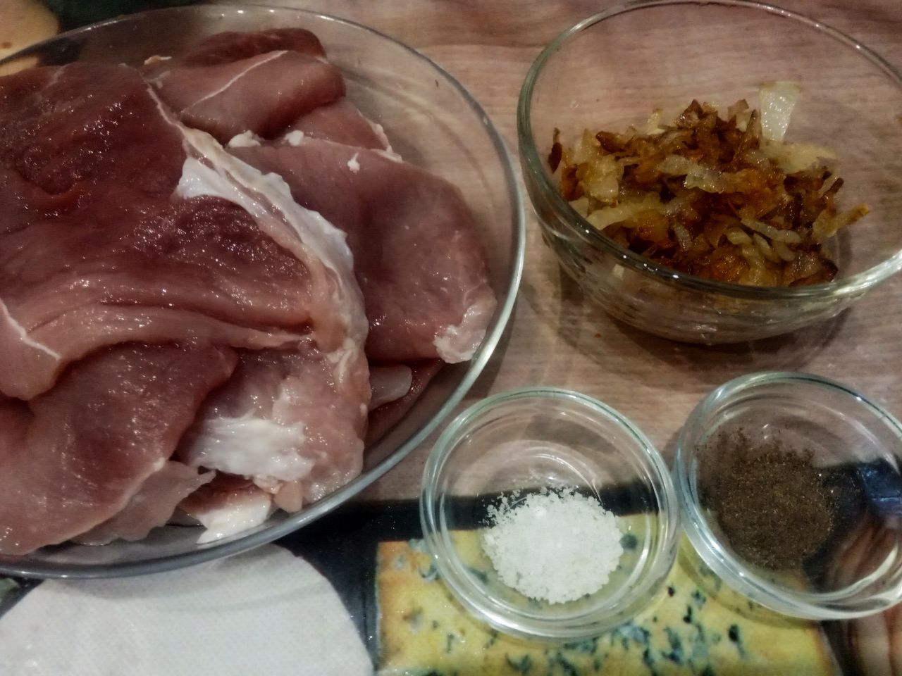 Мясные пальчики с начинкой из жареного лука